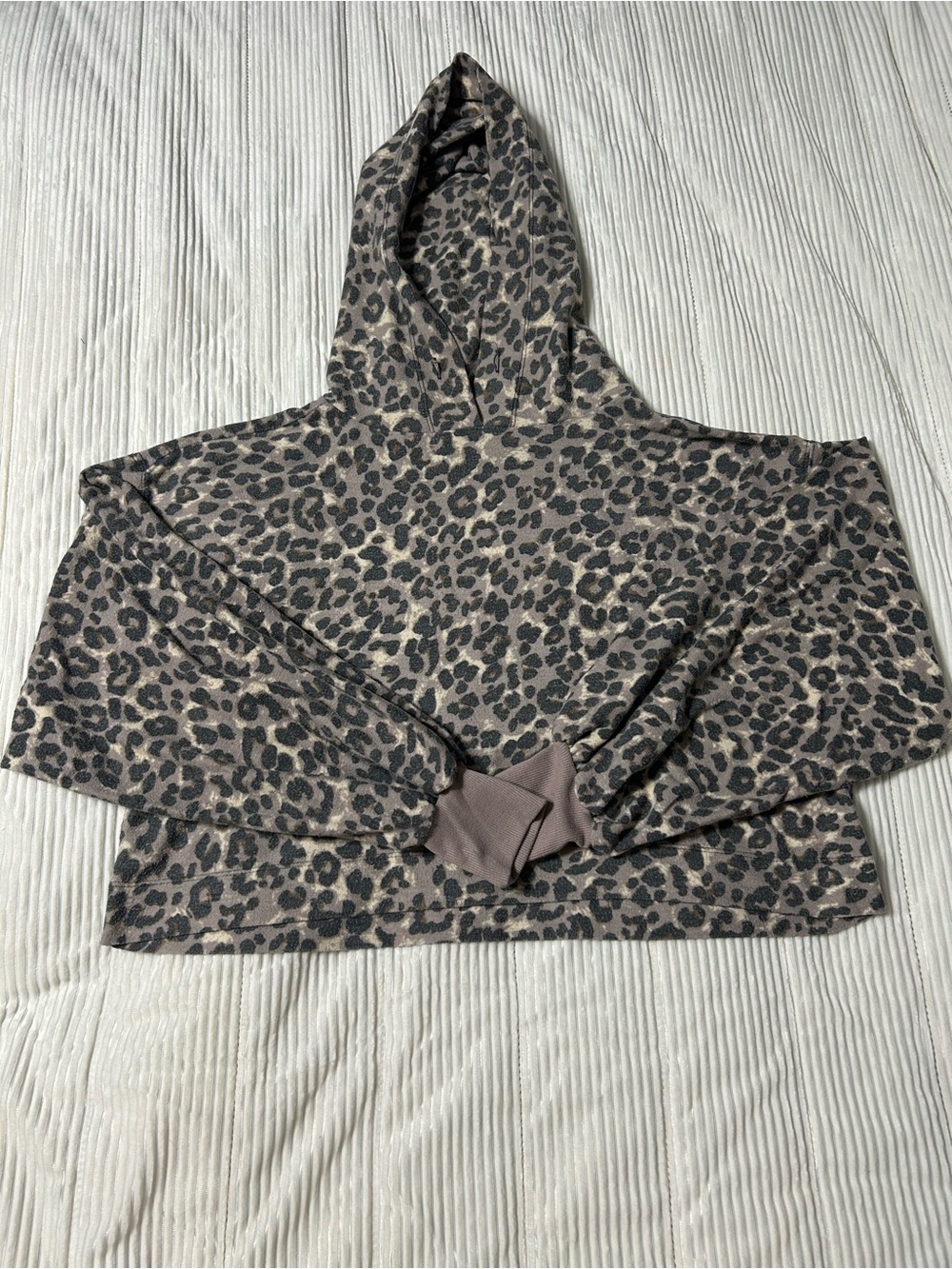 Zenana Outfitters Leopard Print Cropped Hoodie in Taupe and Black